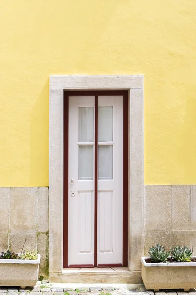 Una Porta Bianca Con Cornice Rossa Contro Parete Gialla Contrasto — Foto Stock