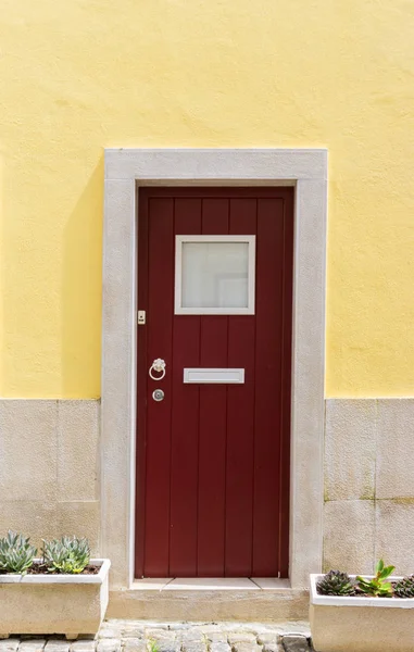 Rote Tür Gegen Gelbe Wand Ein Farbkontrast — Stockfoto