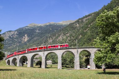 Brusio, İsviçre: 26 Ağustos 2018 - Bernina Express tren İsviçre Alpleri'nde ünlü dairesel viyadük dağ, Brusio, Canton Grisons geçiyor, bu sarmal viadukt unesco miras. 1908 yılında açıldı, 110 metre uzunluğunda, 70 metr bir yarıçap olduğunu