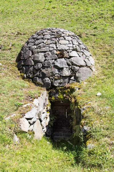 Tradicional Gruta Pedra Crotti Com Porta Entrada Brusio Cantão Graubuenden — Fotografia de Stock