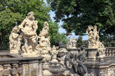 Fariy resimler ve heykeller üzerinde Nymphenbad Barok Zwinger Palace Dresden, Almanya,