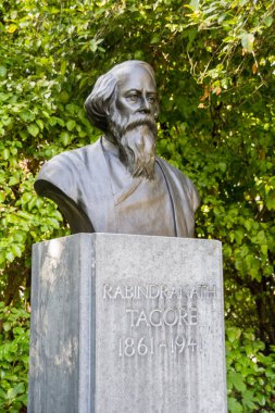 Dublin, İrlanda - Eylül 09. 2018: Dublin, İrlanda St Stephen's Green park Rabindranath Tagore bronz büstü. Rabindranath Tagore Hintli yazar ve şair oldu.