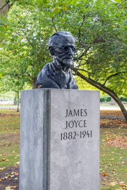 Dublin, İrlanda - Eylül 09. 2018: Dublin, İrlanda St Stephen's Green park James Joyce bronz büstü. James Joyce bir İrlandalı yazar ve şair oldu.