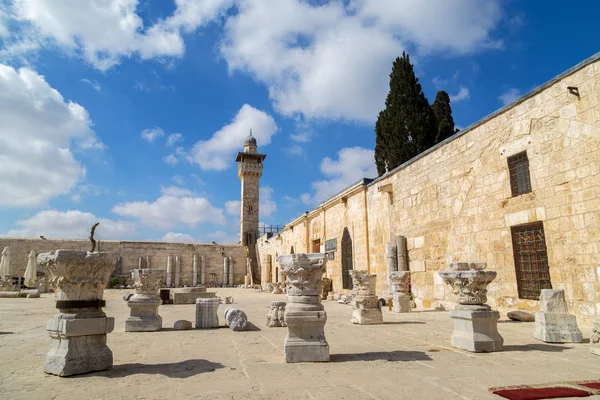 アクサ モスク 古い都市のエルサレム イスラエル共和国に隣接する寺院の台紙にイスラム博物館の中庭 — ストック写真