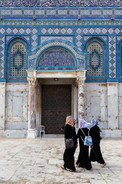 Drei Nicht Identifizierte Junge Arabische Frauen Vor Der Felskuppel Jerusalem — Stockfoto