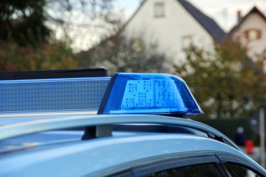 Polis arabası sokakta yerde mavi ışık siren ile