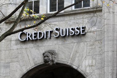 Zürih, İsviçre - 26 Ekim 2013. Credit Suisse Zürih İsviçre finans merkezi City'de. İkinci büyük İsviçre Bankası Credit Suisse olduğunu.