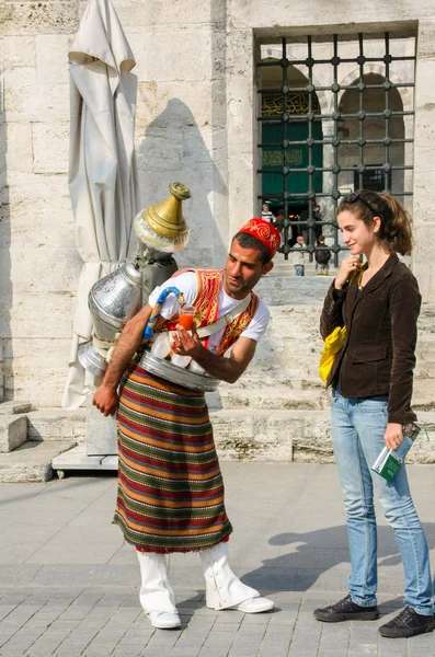 Istanbul Türkiye Nisan 2011 Bir Genç Sokak Suyu Satıcı Geleneksel — Stok fotoğraf