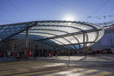 Bern, İsviçre - Octover 13. 2018: Tramvay İstasyonu Tren İstasyonu önünde Bahnhofplatz sabah saat.