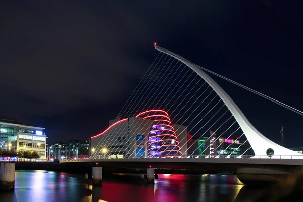 Dublin, İrlanda - Eylül 09. 2018: Samuel Beckett köprü veya Harp Köprüsü - bir askılı köprü ile mimar Santiago Calatrava varil ile şeklinde Dublin Kongre Merkezi (Ccd)