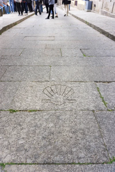 Pilgerschild Mit Muschelmarkierung Auf Einer Straße Guimaraes Camino Santiago Str — Stockfoto