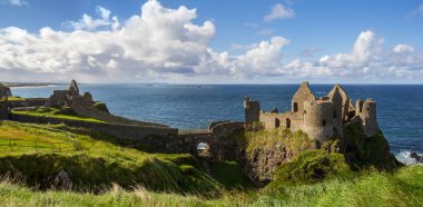 Panorama görünümünü Dunluce Kalesi Kuzey İrlanda, İngiltere, Causeway kıyı sürüş yolu, Emerald Island üzerinde.
