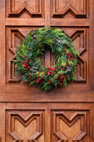 Weihnachtskranz Der Geschnitzten Holztür — Stockfoto