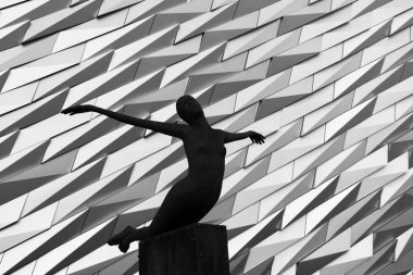 Belfast, Kuzey İrlanda - Eylül 04. 2018: Titanic Belfast Müzesi nerede Rms Titanic inşa edilmiş eski Harland ve Wolff tersane sitesinde ayrıntılarını Fasade. 