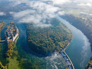 Rhine sinuosity Rheinau sabah sis, Alman ve İsviçre yatılı adlı Katolik Abbey adacık ile