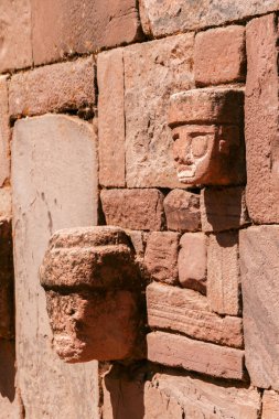 Kalasayaya Tapınağı duvar, Pumapunku, Tiwanaku, Bolivya detaylı taş kafa totem yan görünüm