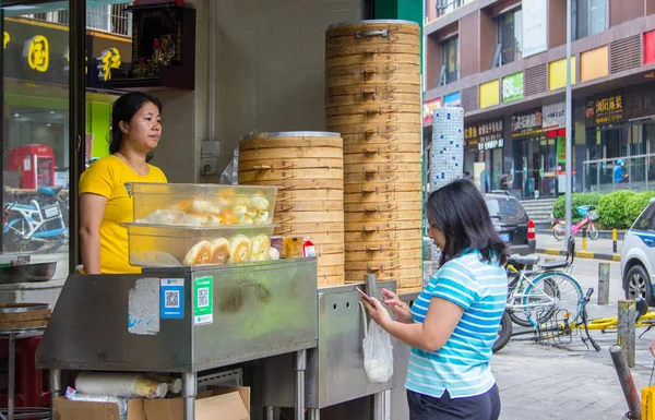 Shenzhen China November 2018 Een Vrouwelijke Klanten Toepassingen Smartphone Betalen — Stockfoto