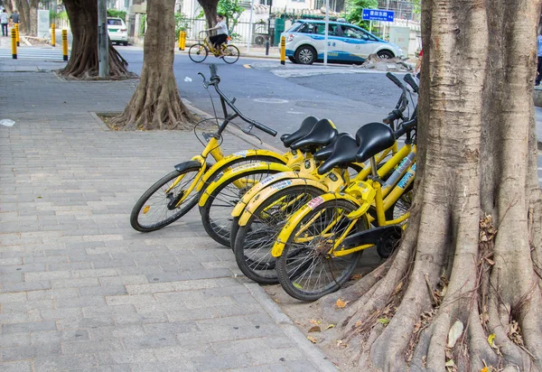 深セン 2018 うっかり使用後通りに置かれる会社の共有自転車の黄色い自転車 共有リソースの簡単すぎる あまりにも格安の使用は公共の場所で障害につながる — ストック写真