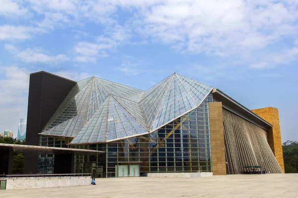 中国深圳 2018年11月24日 深圳市中心音乐和图书馆大厅的外部结构 它是一个现代建筑的钢和玻璃结构 — 图库照片
