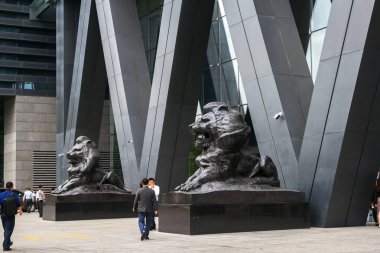 Shenzhen, Çin - 11 Kasım 2015: Shenzhen Stock Exchange operasyon merkezi Shenzhen bina girişinde bronz aslan heykelleri. Bu stutue symoblizes güçlülüğü. Shenzhen borsalarında en büyük finans merkezlerinden biridir