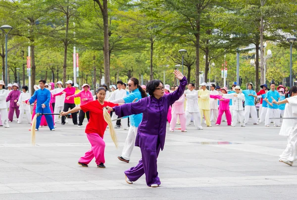 Шэньчжэнь Китай Ноября 2015 Года Группа Пенсионеров Практикует Танцы Боевого — стоковое фото