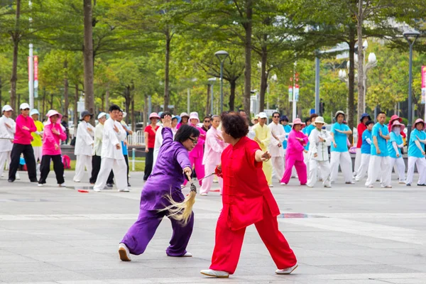 Shenzhen China Novembro 2015 Grupo Aposentados Está Praticando Dança Arte — Fotografia de Stock