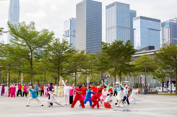 中国深圳 一群退休人员正在街头练习武术舞蹈 它是中国传统的 流行的空闲时间运动 — 图库照片