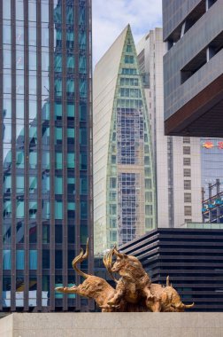 Shenzhen, Çin - 14 Kasım 2015: Shenzhen Stock Exchange operasyon merkezi Shenzhen bina önünde bronz boğa heykeli. Bu stutue symoblizes çalışkan ve güçlülüğü. Shenzhen borsalarında en büyük finans biridir
