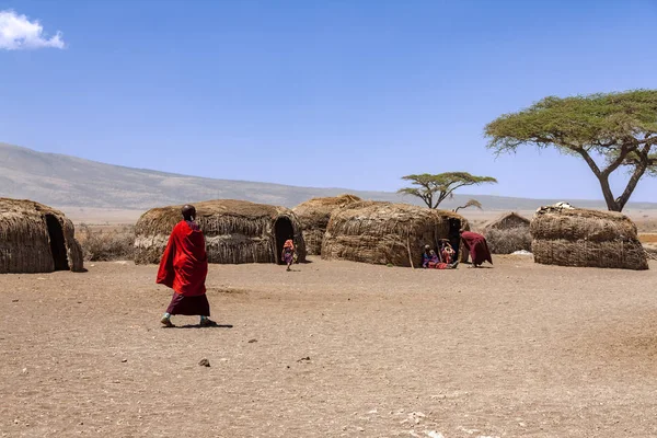 Serengeti Tanzania Września 2012 Massai Mieszkańców Ich Codziennym Życiu Wewnątrz — Zdjęcie stockowe