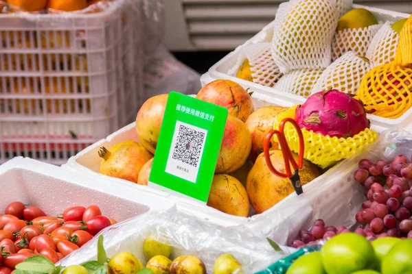 Codes Cashless Payment Smart Phones Stands Fruit Street Booth Shenzhen — Stock Photo, Image