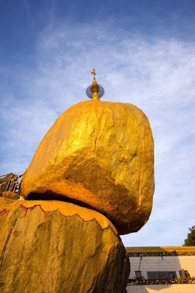Золотая Скала Закате Кьяхтийо Мьянма — стоковое фото