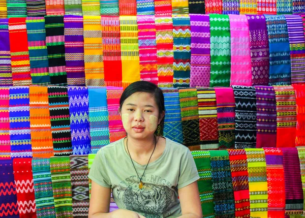 Inle 미얀마 2017 Thanaka 얼굴에 미얀마 다채로운 시장에서 — 스톡 사진