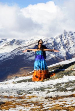 Zermatt, İsviçre - 15 Ekim 2016: Bollywood oyuncuları Hindistan Yaz kostümleri İsviçre Alpleri üzerinde kış kar Dağı'nda film yapıyoruz. İsviçre kar Alps arka plan çekici ve film yapımcıları için noktalar vardır.