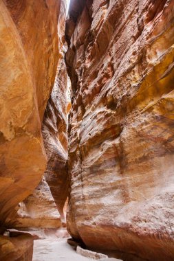 Antik kenti Petra, Jordan açar SIG Vadisi dar ve kayalık geçirilmesi. 