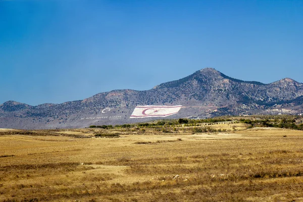 Obrovská Vlajka Vlajky Turecká Republika Severní Kypr Malován Pohoří Kyrenia — Stock fotografie