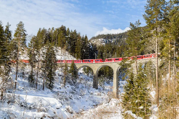 Schmitten Schweiz Januar 2019 Ein Roter Personenzug Fährt Über Das — Stockfoto