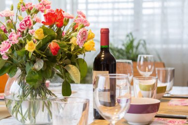 Cultery ve rahat bir ev atomsphere taze çiçekler ile yemek masaları