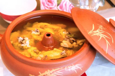Çin 'in Yunan eyaletinden yiyecek spesiyali: Air-Pot Chicken veya Steam Pot Chicken. Tavuk, tencerenin dışındaki buharlaştırılmış suyu alabilmek için ortasında bir delik olan bir tencerede buharlaştırılmıştı..