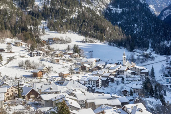 冬天的下午 在瑞士阿尔卑斯山的一个狭窄的山谷中的村庄 — 图库照片