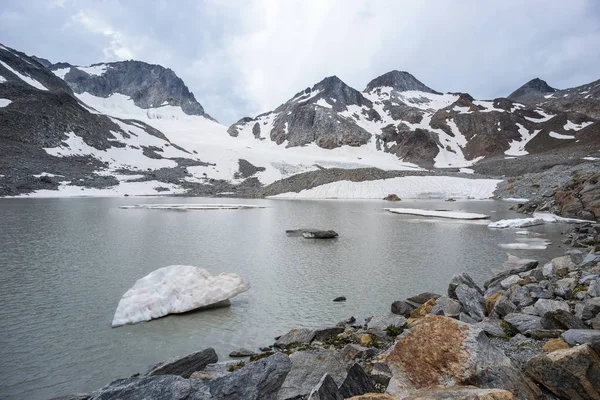 スイス アルプスの山の湖に漂う氷河からハート形氷 — ストック写真