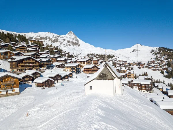 スイス アルプス村ヴォー州でベットメラルプと雪 ファンウインケル ツム続いて チャペル マリアの航空写真 それは有名な冬のスポーツの遺産 Aletch 氷河近くのリゾート — ストック写真