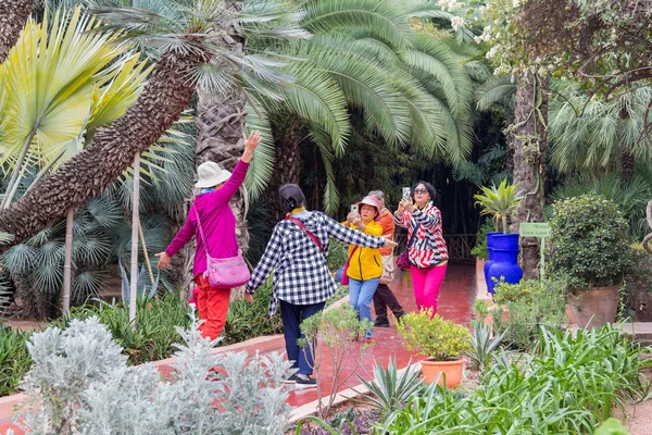 Marrakech Marokkó Február 2019 Egy Csoport Kínai Női Turista Élvezi — Stock Fotó