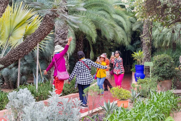 Marraquexe Marrocos Fevereiro 2019 Grupo Turistas Chinesas Desfrutando Fotografias Retratos — Fotografia de Stock