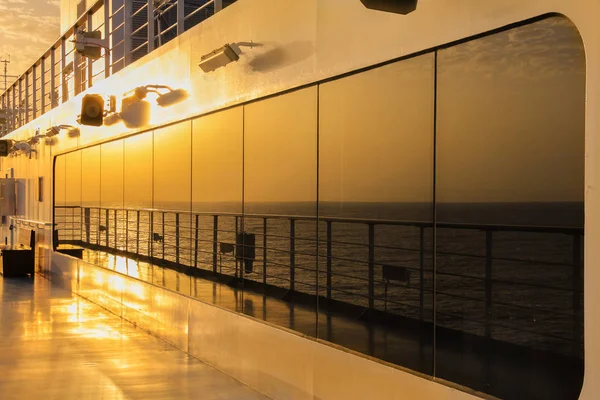 Відбиття Заходу Сонця Палубі Океанського Круїзного Корабля — стокове фото