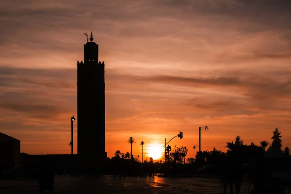 Sonnenuntergang Auf Dem Djemaa Fna Platz Mit Minarettsilhouette Aus Koutoubia — Stockfoto