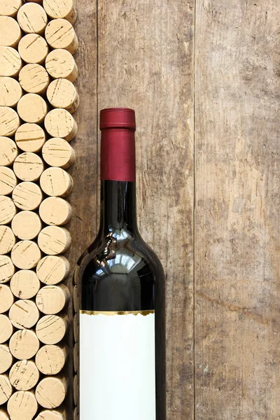 Botella Vino Con Corchos Contra Tablero Rústico Madera Para Espacio — Foto de Stock