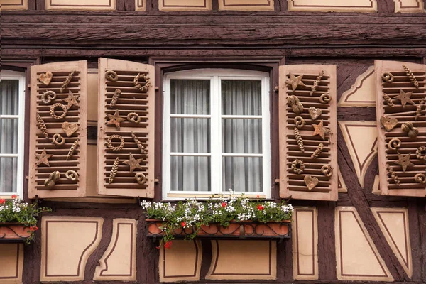 法国科尔马传统半木结构房屋上装饰有烘焙产品的面包店窗户 — 图库照片