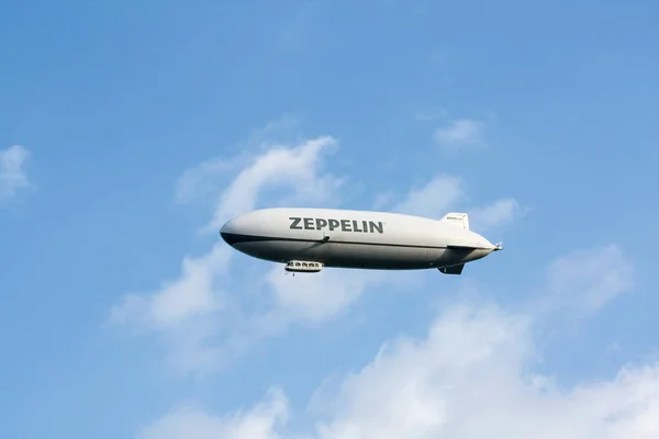 Van Bodensee Duitsland Mei 2010 Luchtschip Zeppelin Vliegen Blauwe Hemel — Stockfoto