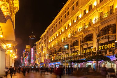 Shanghai, Çin - 17 Mart 2012: Meşgul gece sahne Nanjing yolu üzerinde. Bu sokak ana ticari cadde şehir ve dünyanın en işlek alışveriş bölgelerinden birinde olduğunu.