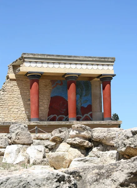在希腊克里特岛的克诺索斯遗址考古遗址的公牛和古典米诺安柱子的外部壁画 可追溯到 1900年 — 图库照片